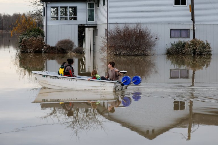 Evacuations ordered in 3 south Seattle suburbs after levee fails after week of heavy rain | iNFOnews.ca