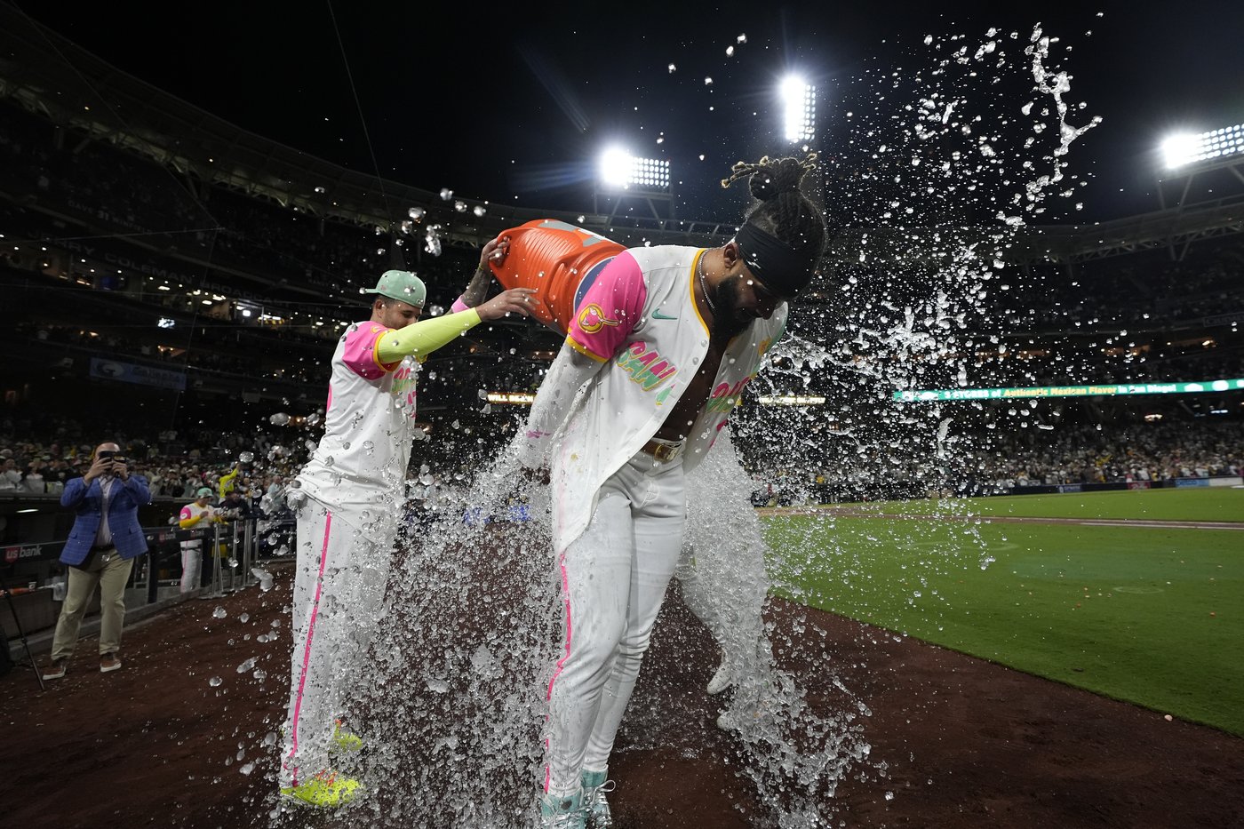White Sox lose 118th game, waste 9th-inning comeback as Padres win 3-2 on Tatis hit in 10th | iNFOnews.ca