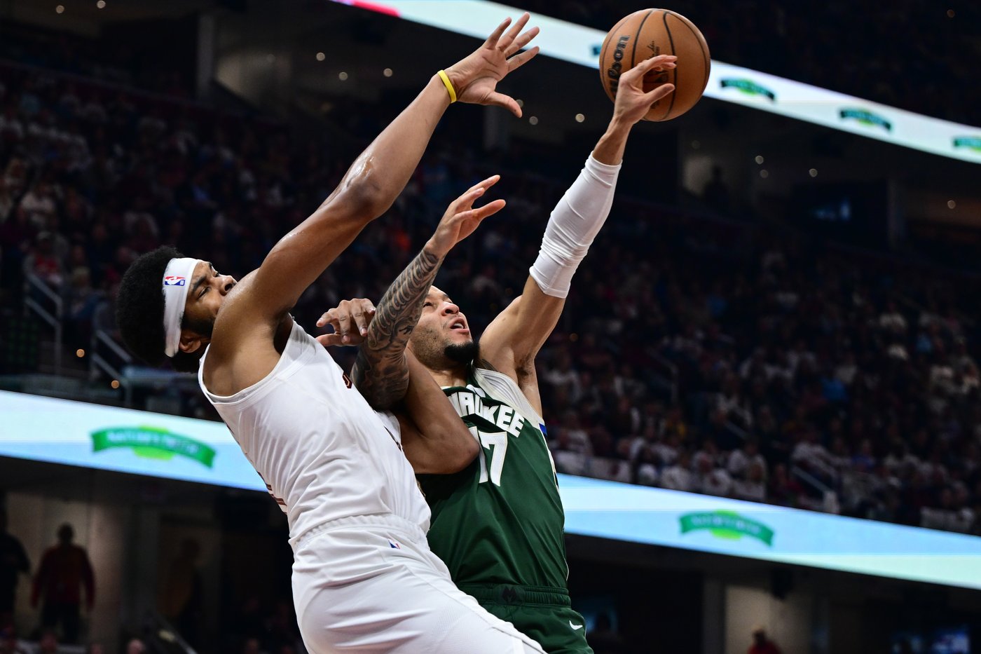 Mitchell scores 24, Mobley goes perfect at free throw line as Cavaliers edge Bucks 118-113 | iNFOnews.ca