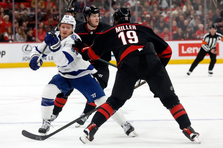 Aho's power-play goal helps Hurricanes beat Lightning 5-4 in meeting of Eastern Conference's best | iNFOnews.ca
