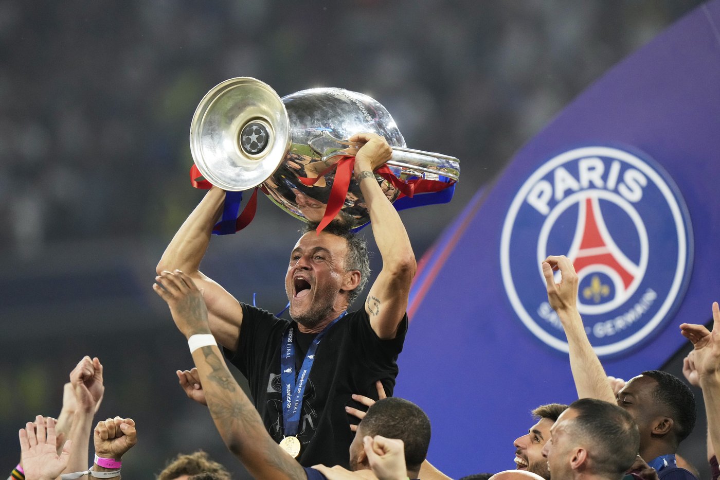 Police have to hold back PSG fans as they try to rush the field after Champions League win | iNFOnews.ca Police have to hold back PSG fans as they try to rush the field after Champions League win | iNFOnews.ca