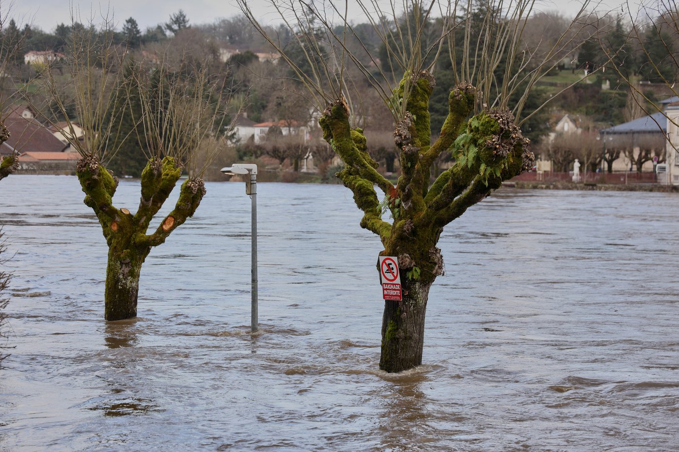 Storm aftermath leaves 2 dead in France; flood alerts to remain Saturday | iNFOnews.ca Storm aftermath leaves 2 dead in France; flood alerts to remain Saturday | iNFOnews.ca