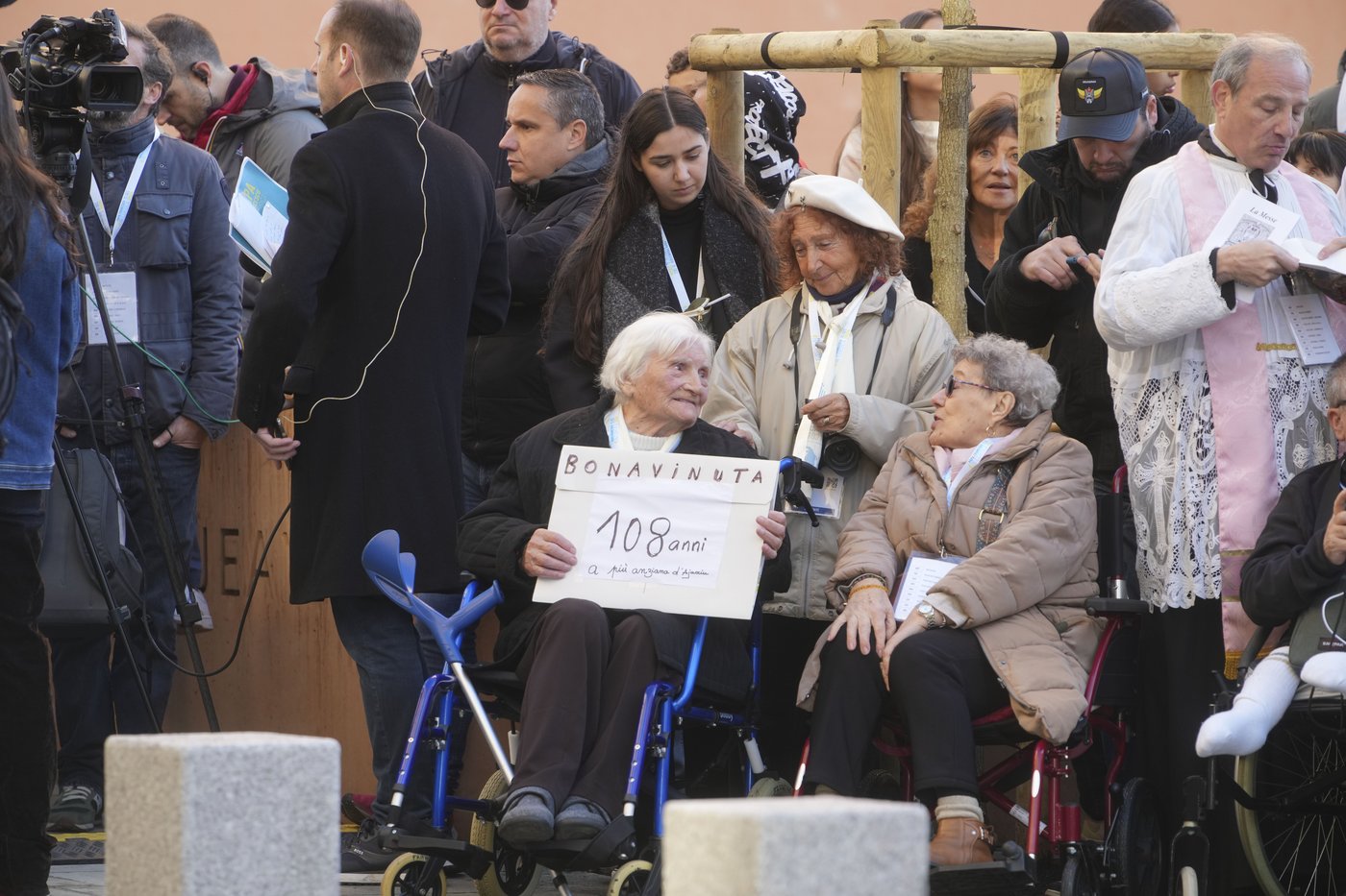 Pope Francis makes 1st papal visit to France's Corsica awash in expressions of popular piety | iNFOnews.ca