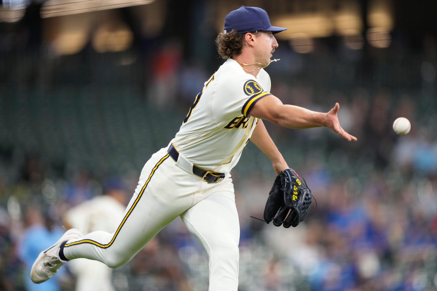 Brewers capitalize on three straight bunts to score go-ahead run in 2-1 win over Blue Jays | iNFOnews.ca