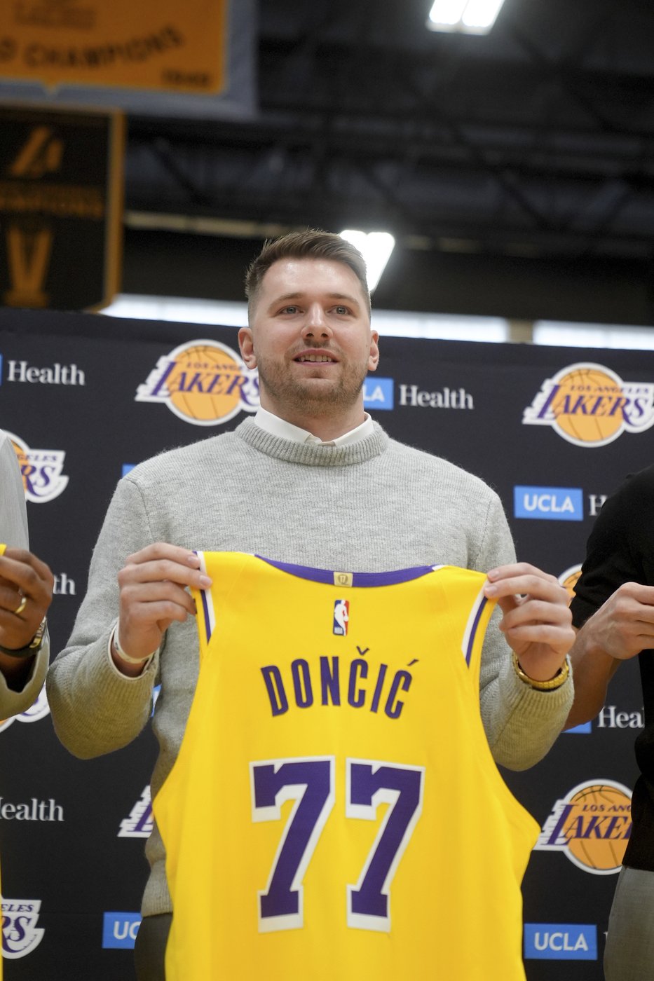 When will Luka Doncic debut with the Lakers? Soon, but not before his calf strain is totally healed | iNFOnews.ca When will Luka Doncic debut with the Lakers? Soon, but not before his calf strain is totally healed | iNFOnews.ca
