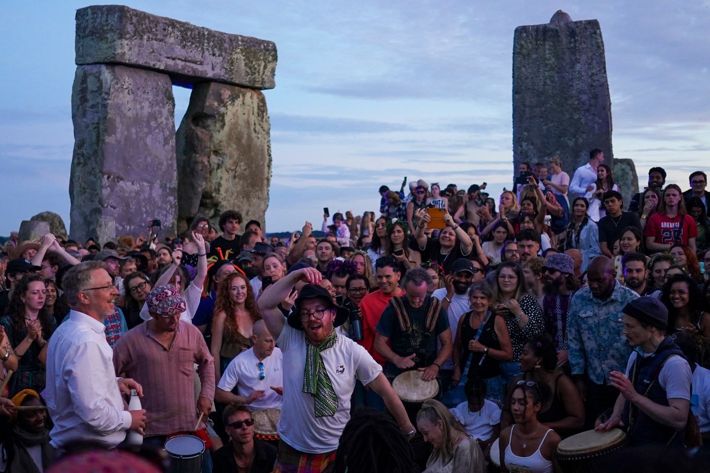 Welcoming the longest day at Stonehenge, in photos | iNFOnews.ca