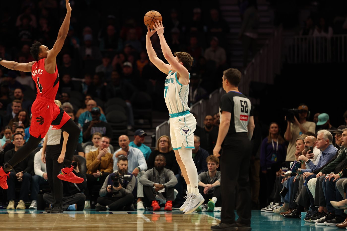 Quickley's 3-pointer at the buzzer sends the Raptors past the Hornets 97-96 for 5th win in 6 games | iNFOnews.ca Quickley's 3-pointer at the buzzer sends the Raptors past the Hornets 97-96 for 5th win in 6 games | iNFOnews.ca