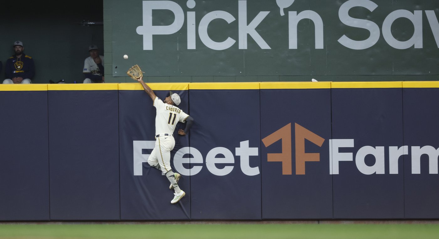 Twins' 13-game win streak ends as Jackson Chourio's big catch preserves 5-2 victory for Brewers | iNFOnews.ca