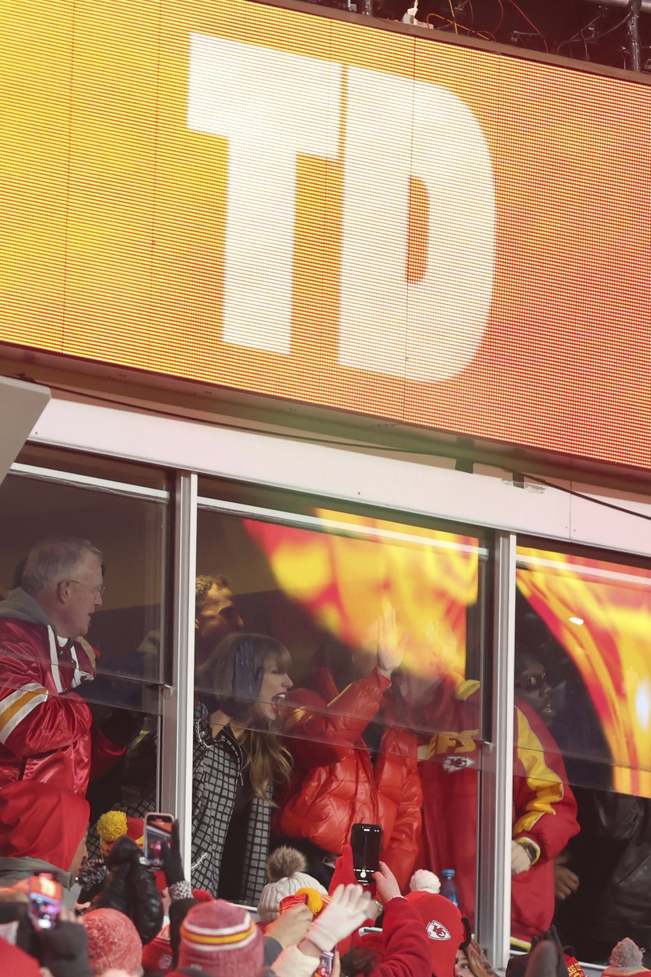 Taylor Swift joined by Caitlin Clark as she watches Travis Kelce and the Chiefs' playoff win | iNFOnews.ca