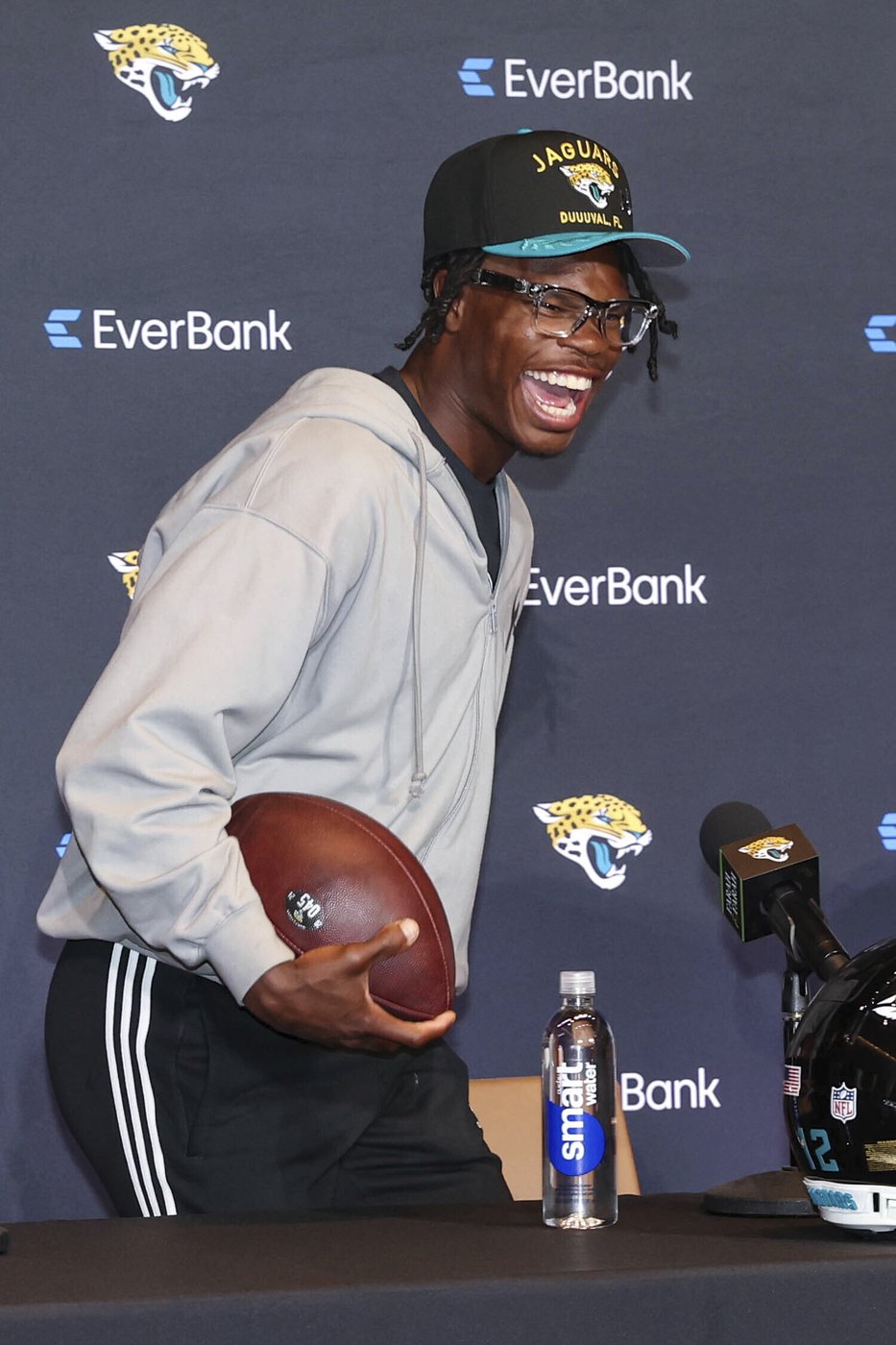 Shedeur Sanders' draft slide leads to a rare QB double dip by the Browns | iNFOnews.ca