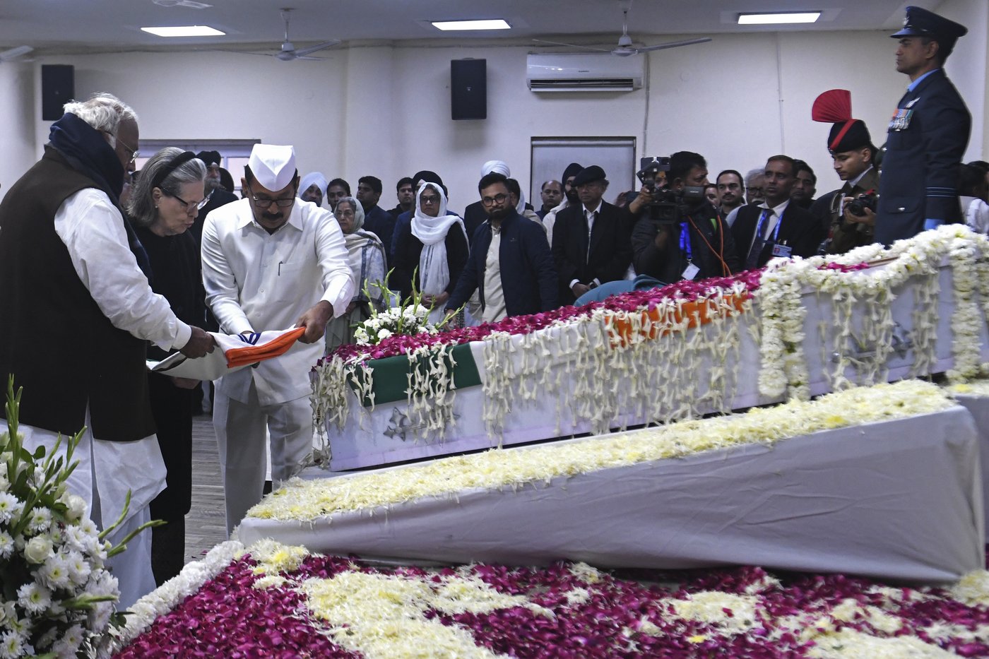 Former Indian Prime Minister Manmohan Singh, who instituted economic reforms, cremated in New Delhi | iNFOnews.ca