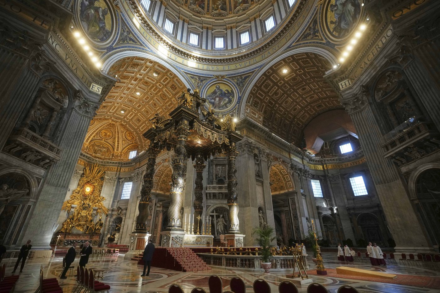 Catholic faithful pay their final respects to Pope Francis as public viewing begins | iNFOnews.ca