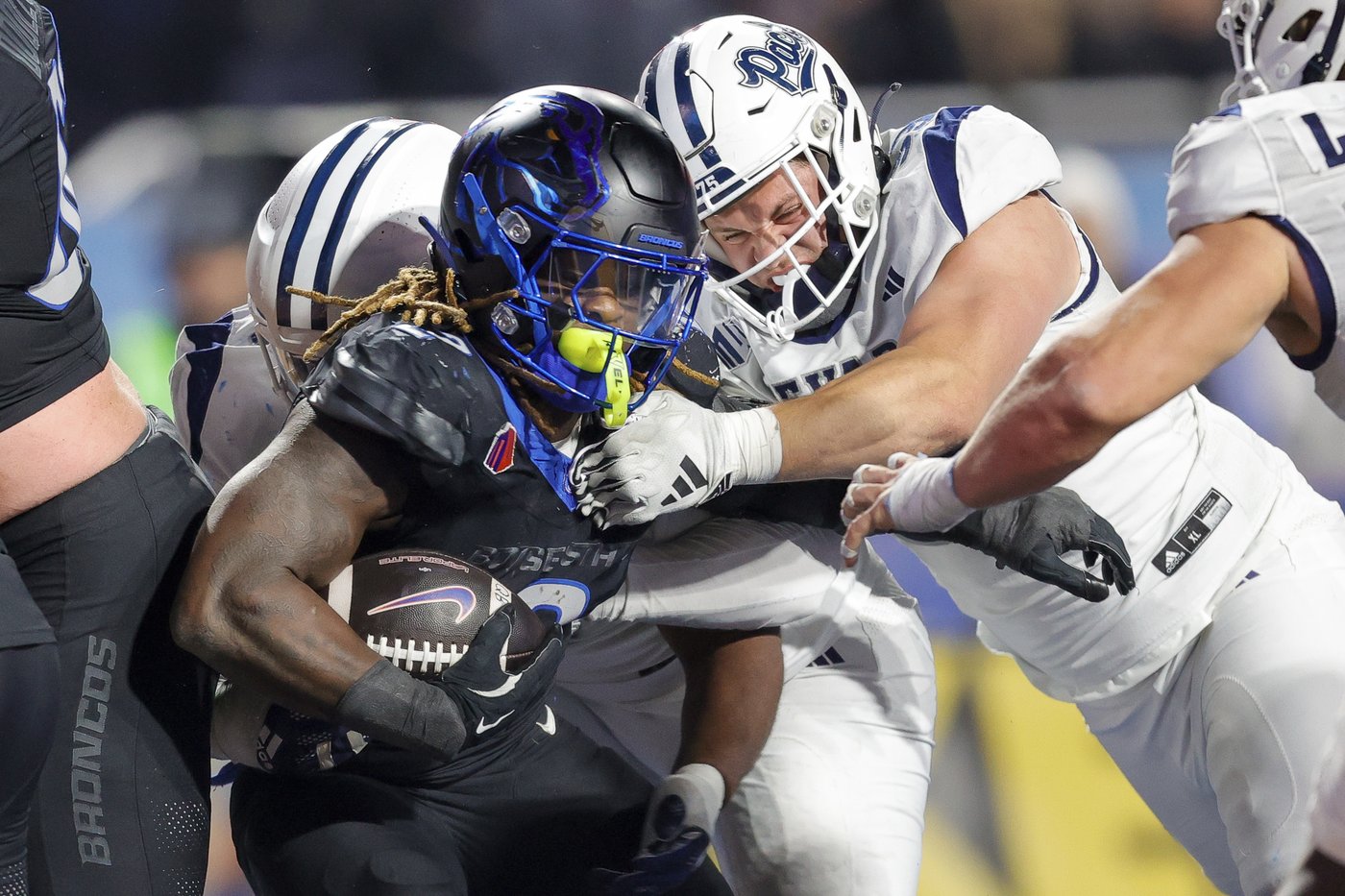 Ashton Jeanty runs for 209 yards and 3 TDs, No. 12 Boise State holds off Nevada 28-21 | iNFOnews.ca
