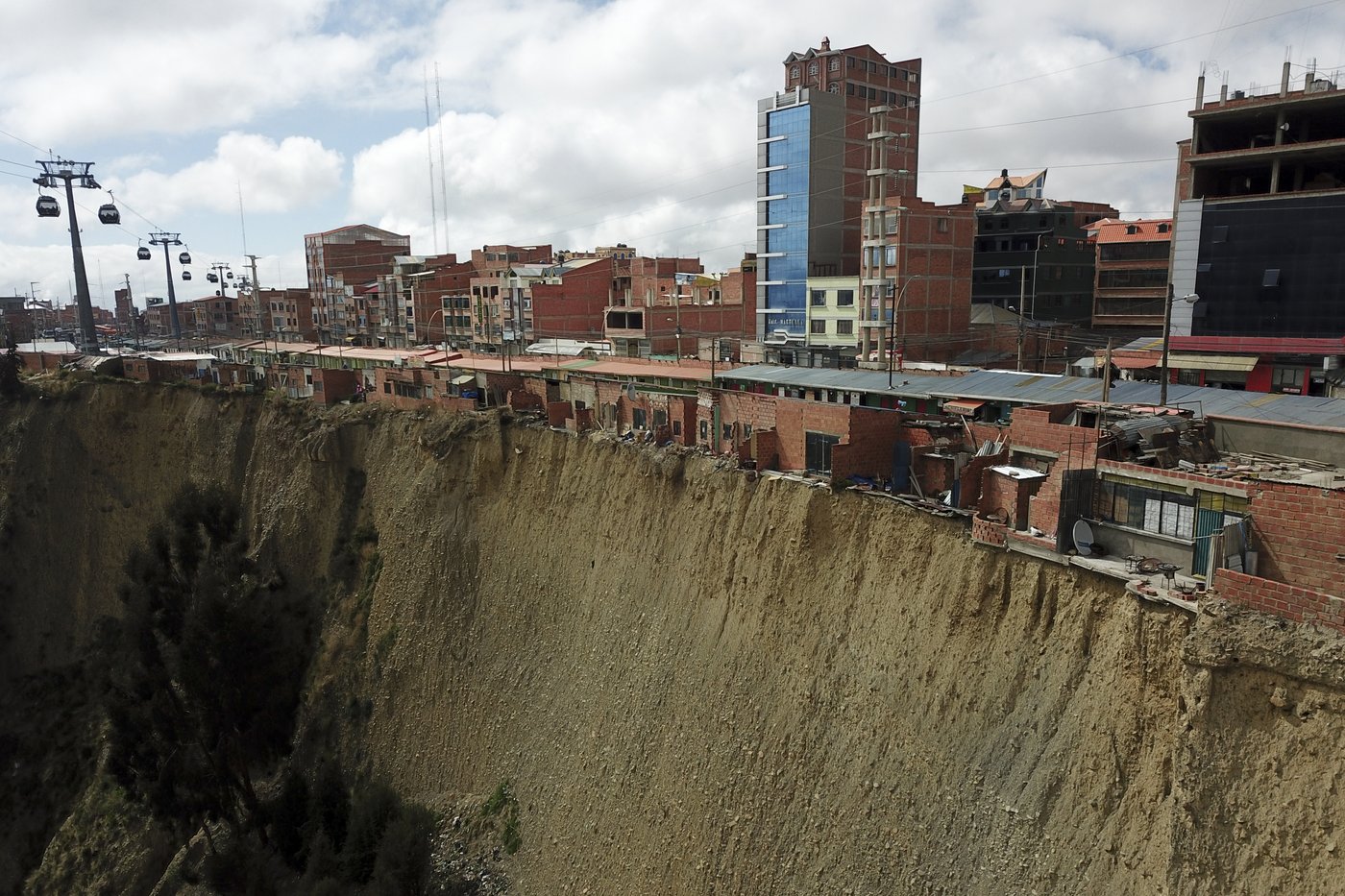 Shamans refuse to evacuate precarious cliff-top shacks in Bolivia despite government order | iNFOnews.ca