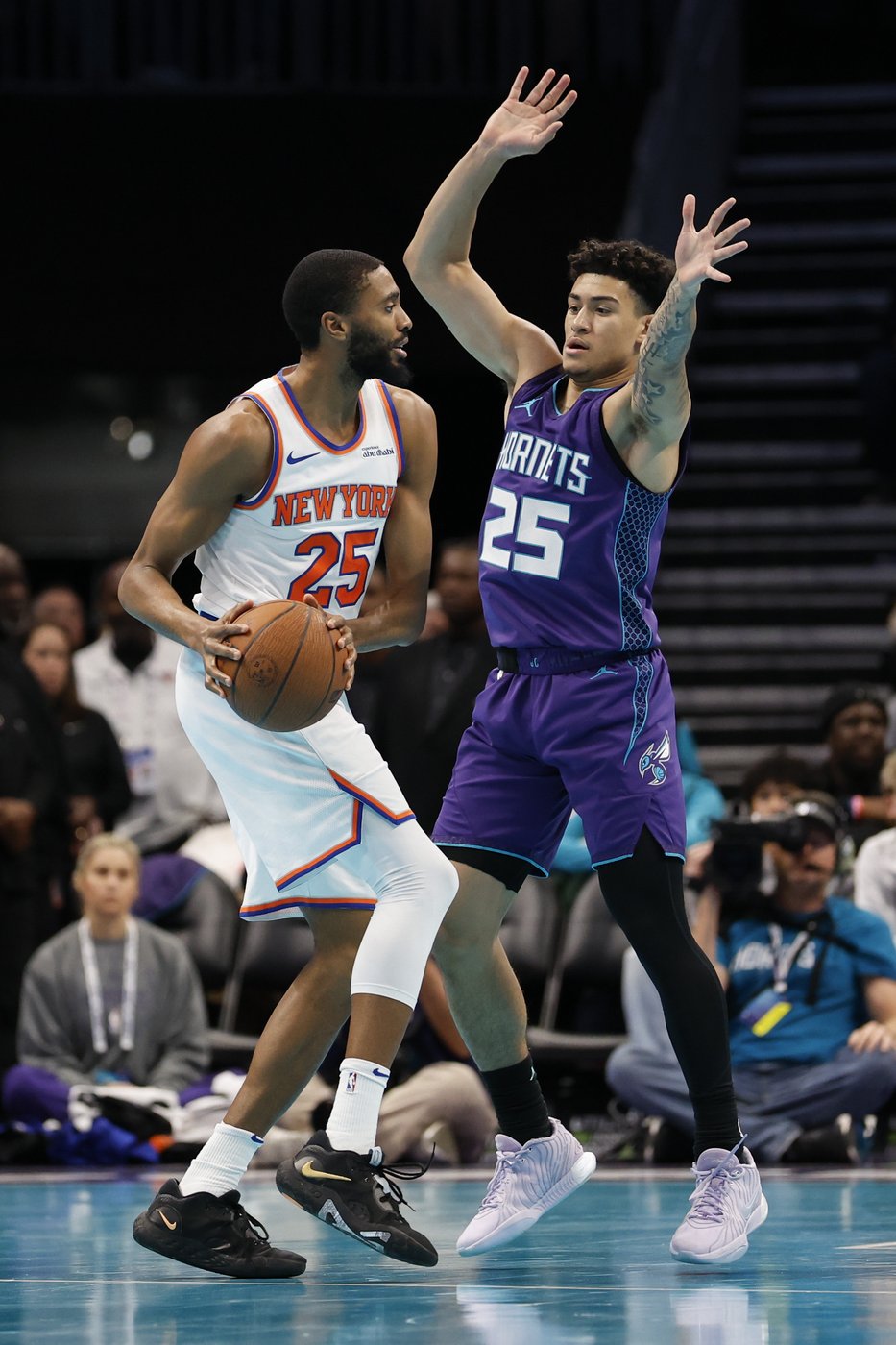 Jalen Brunson pours in 31 points as Knicks hold on to beat the Hornets 99-98 in NBA Cup play | iNFOnews.ca