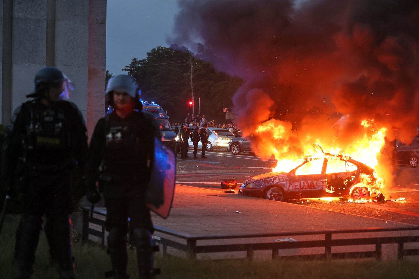 French capital hosts Paris Saint-Germain parade after clashes marred Champions League win | iNFOnews.ca
