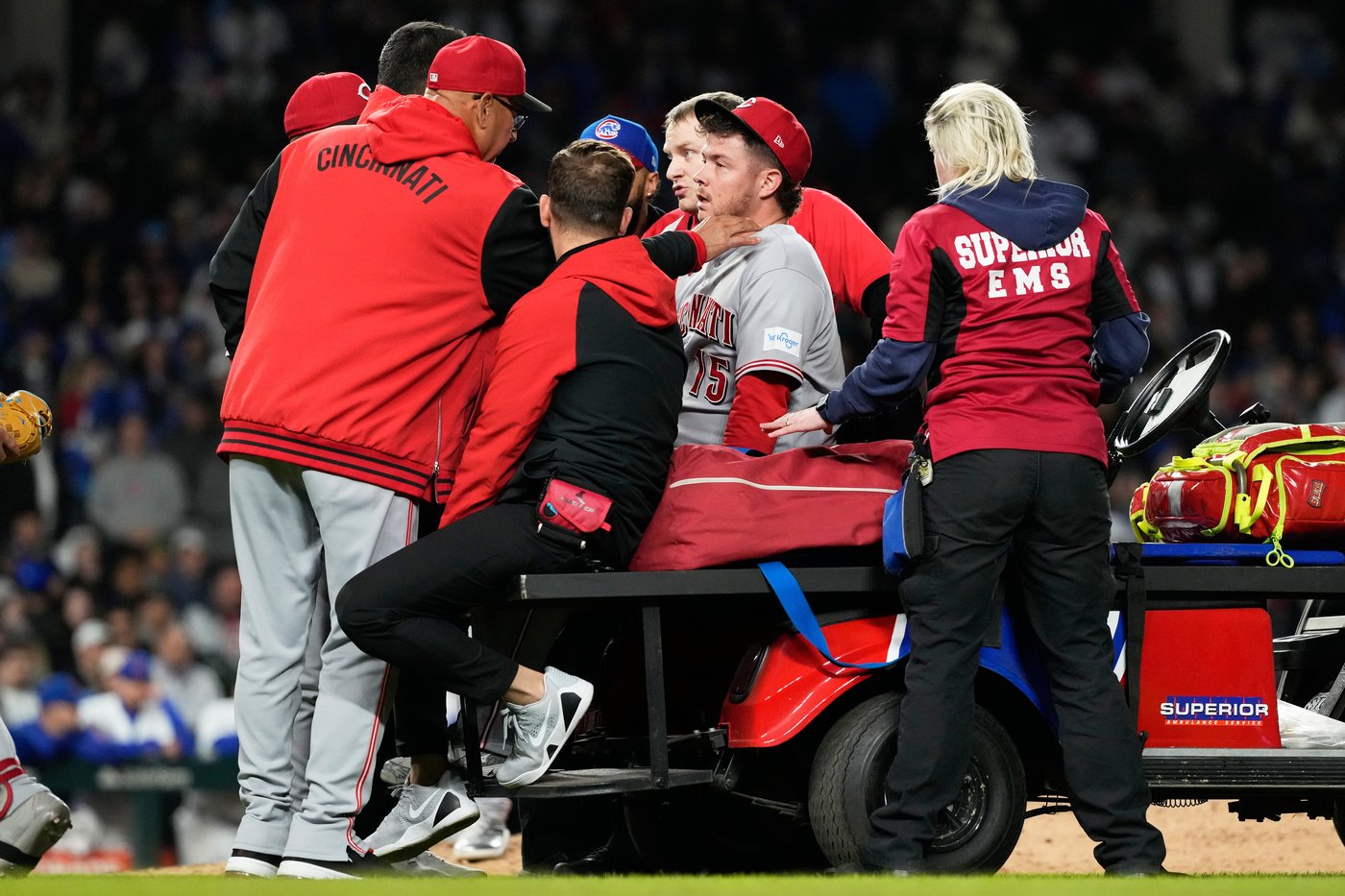 Reds closer Emilio Pagán carted off with an apparent left hamstring injury against the Cubs | iNFOnews.ca