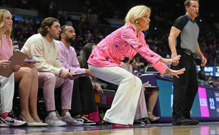No. 6 LSU women pull away after slow start to beat Arkansas 92-70 | iNFOnews.ca