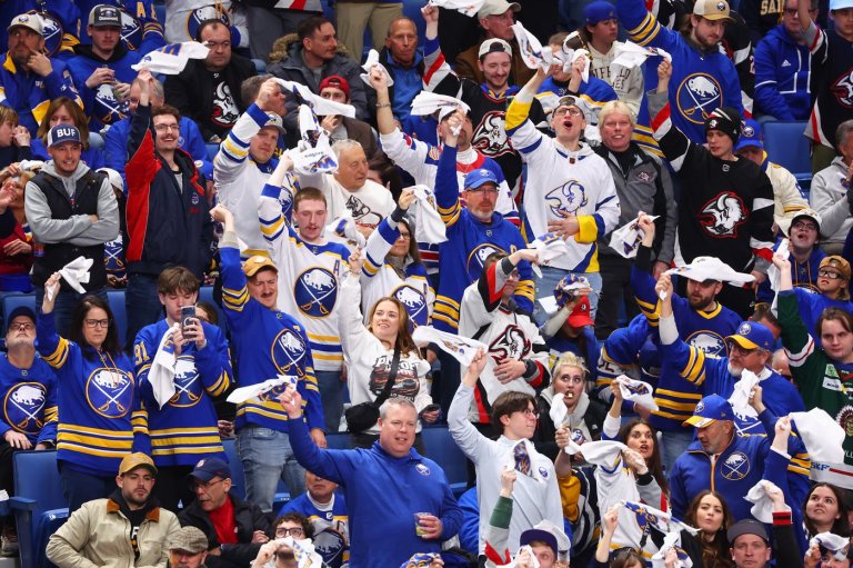 Buffalo fans finish 'O Canada' after mic fails before Game 5 of Sabres-Bruins series | iNFOnews.ca
