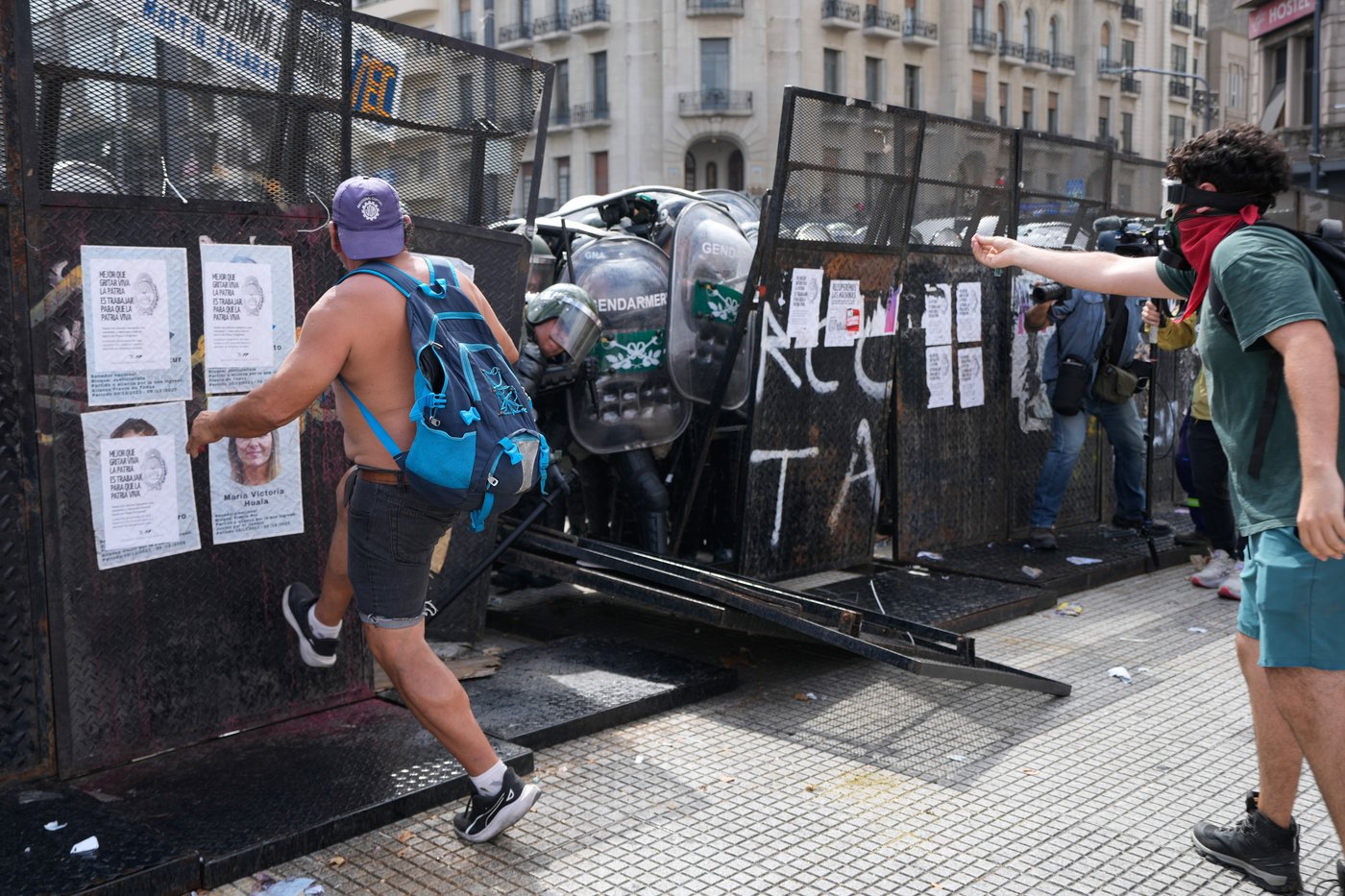 Argentine workers clash with police as senators debate labor reform, in photos | iNFOnews.ca
