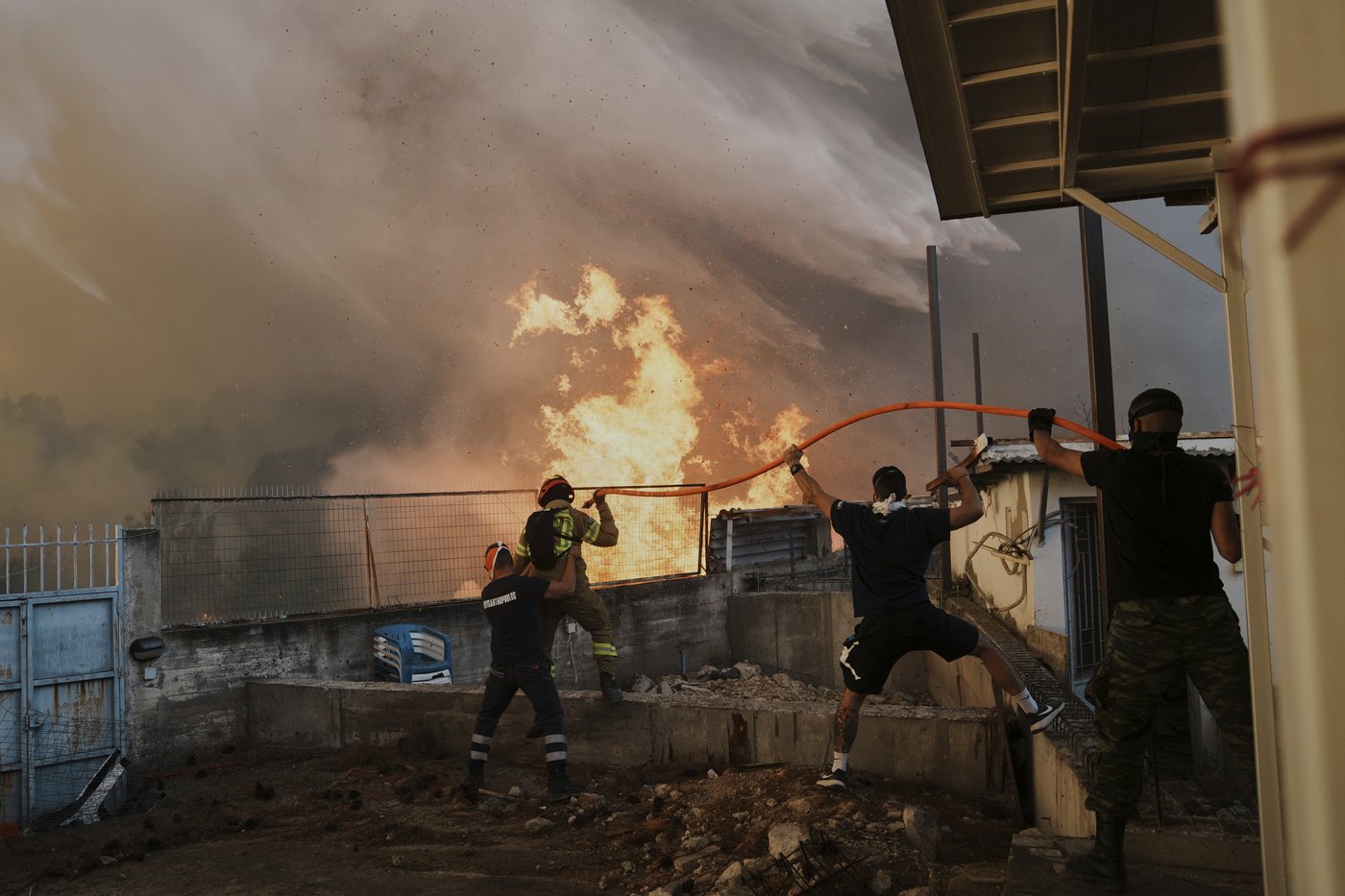 Wildfires kill at least 3 and displace thousands across southern Europe | iNFOnews.ca