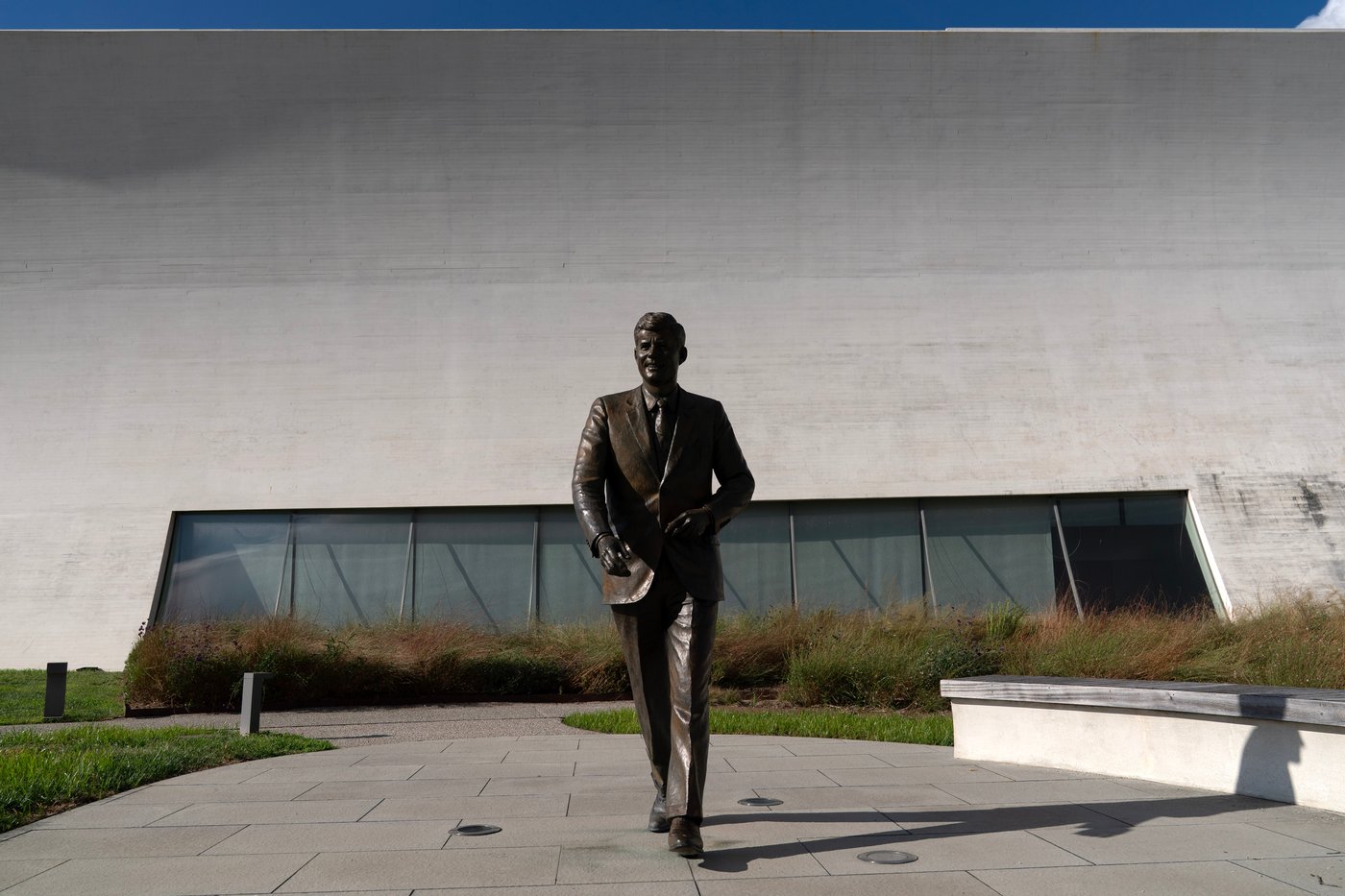Judge blocks Kennedy Center board from putting Trump's name on the building or grounds in any way | iNFOnews.ca