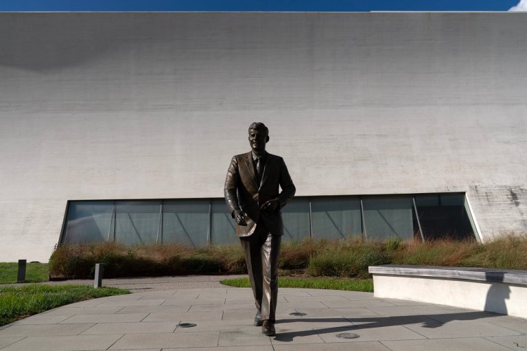 Judge blocks Kennedy Center board from putting Trump's name on the building or grounds in any way | iNFOnews.ca