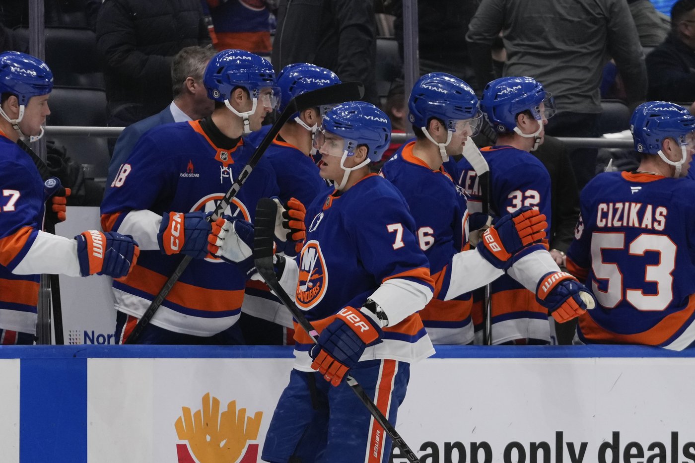 Holmstrom, Dobson lead Islanders to 5-4 win over Blackhawks | iNFOnews.ca