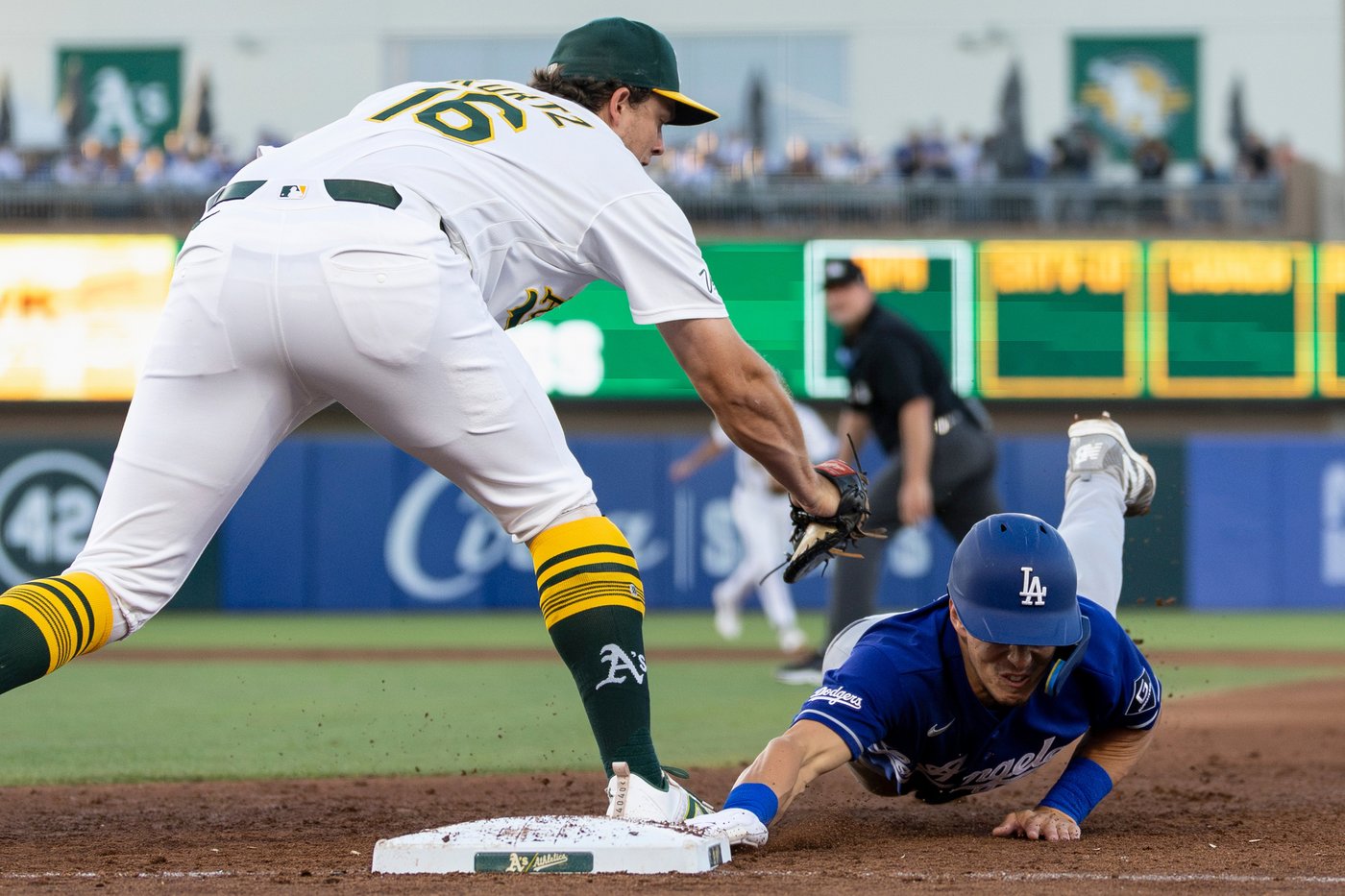 Edman homers, Roberts earns 1,000th managerial win as Dodgers beat A's 9-3 | iNFOnews.ca