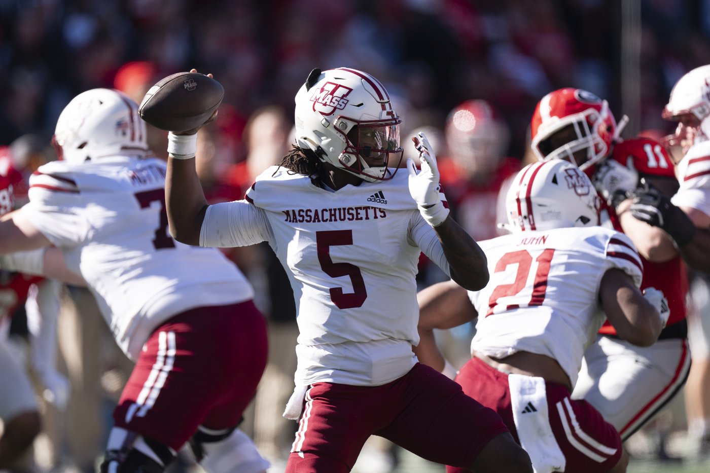 Beck throws 4 TD passes and Frazier runs for 3 scores to lead No. 8 Georgia past UMass, 59-21 | iNFOnews.ca Beck throws 4 TD passes and Frazier runs for 3 scores to lead No. 8 Georgia past UMass, 59-21 | iNFOnews.ca