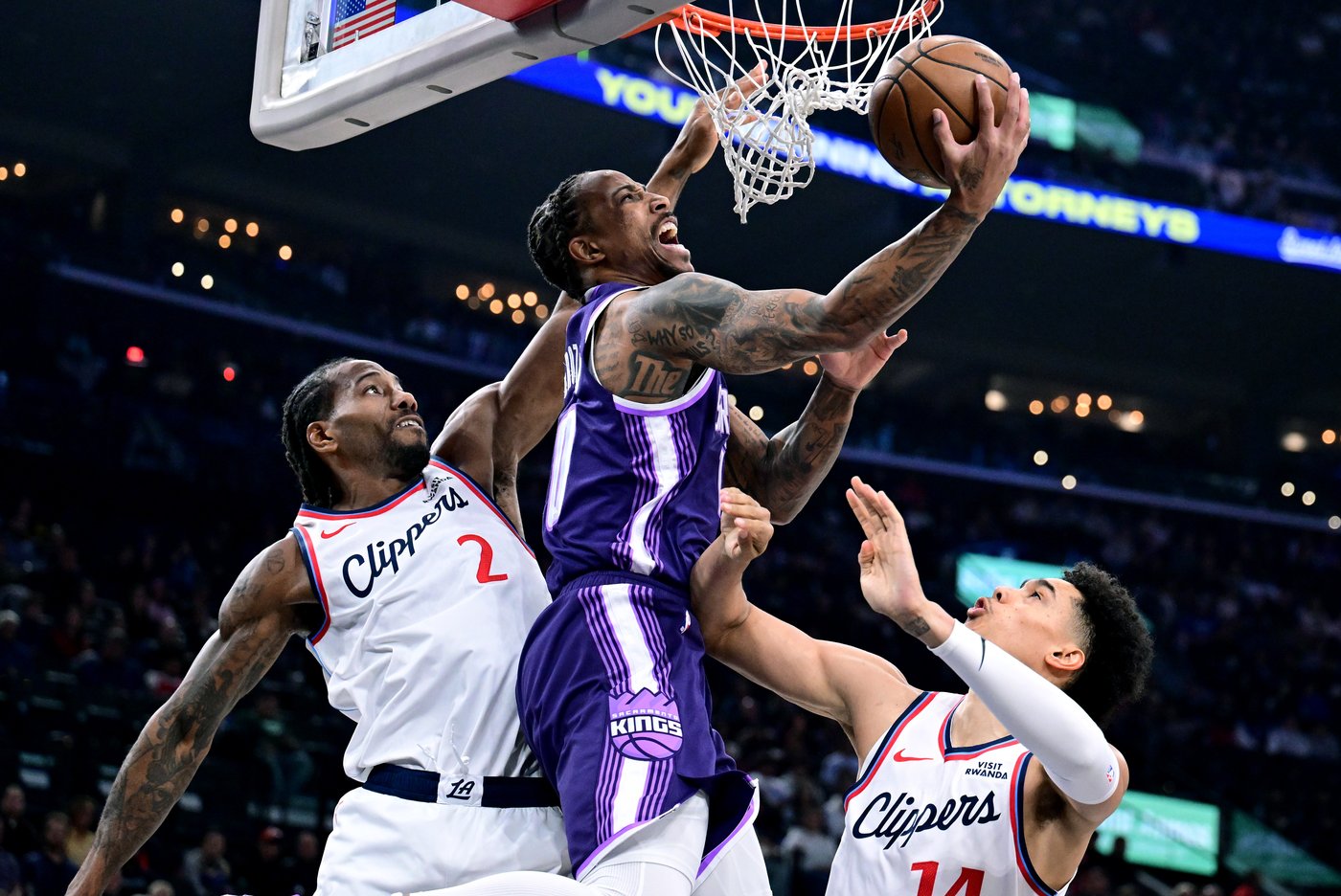 Leonard scores 33 as Clippers extend win streak to 5 with 131-90 rout of Kings | iNFOnews.ca