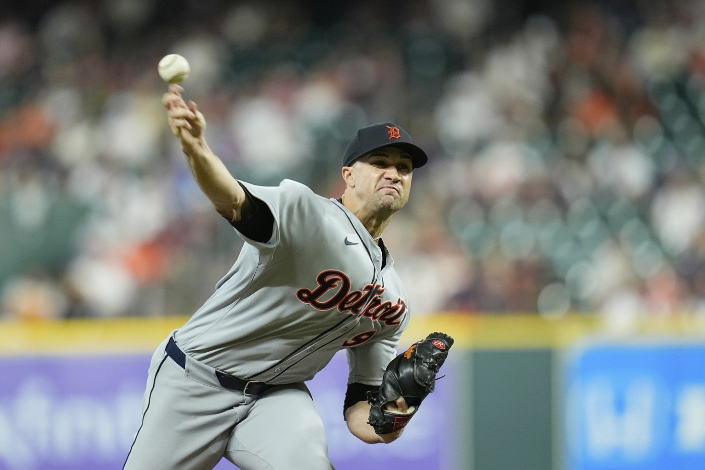 Altuve and Walker each hit a 2-run homer to help the Astros beat the Tigers 8-5 | iNFOnews.ca