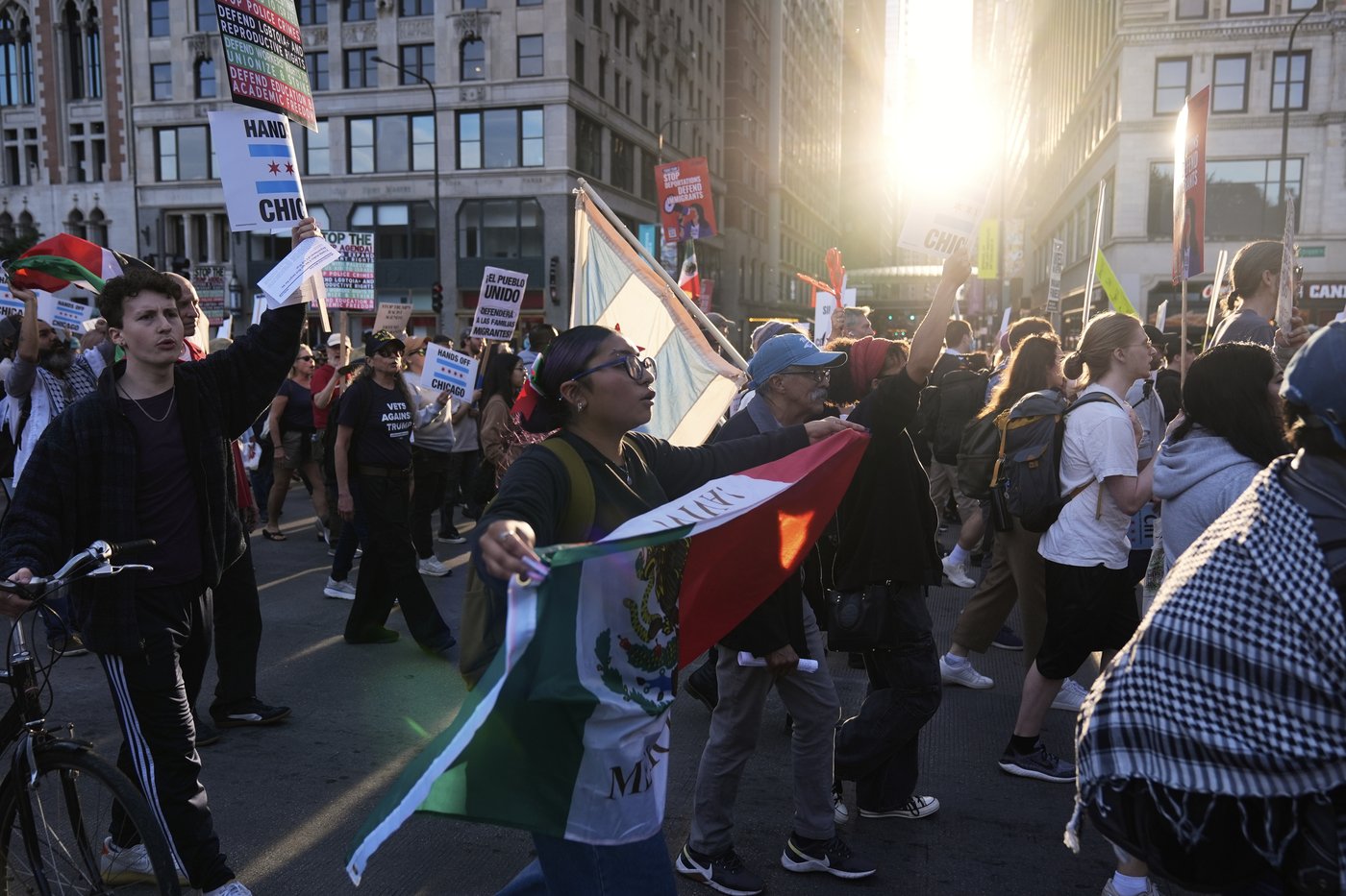 Chicagoans change routines as immigration crackdown looms. Some carry passports and avoid stores | iNFOnews.ca Chicagoans change routines as immigration crackdown looms. Some carry passports and avoid stores | iNFOnews.ca