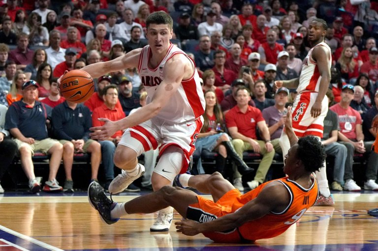 Burries scores 15 points, No. 1 Arizona shuts down Oklahoma State 84-47 to remain unbeaten | iNFOnews.ca
