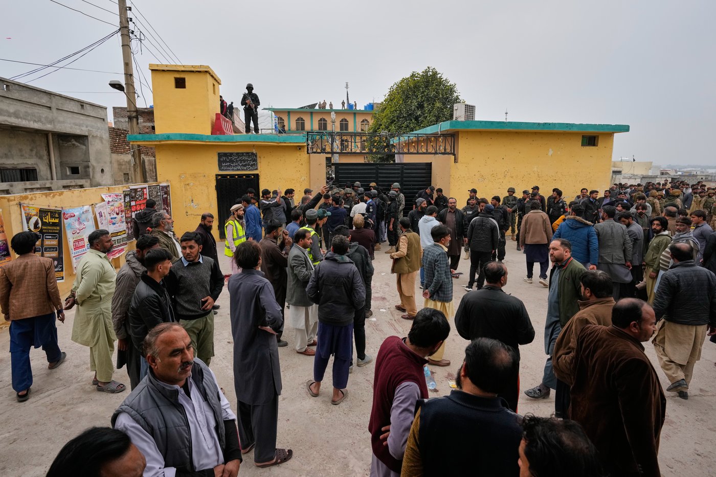 Suicide bombing at a Shiite mosque on Islamabad's outskirts kills at least 31 and wounds scores | iNFOnews.ca Suicide bombing at a Shiite mosque on Islamabad's outskirts kills at least 31 and wounds scores | iNFOnews.ca