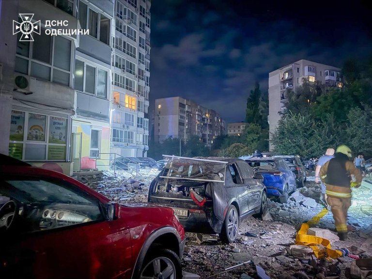 Russian attacks wound 8 Ukrainian civilians as Moscow and Kyiv threaten to raise the stakes | iNFOnews.ca