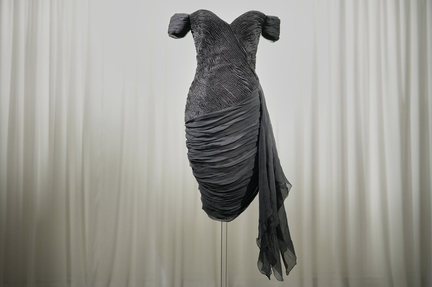Princess Diana's famous 'revenge dress' goes on show ahead of Sotheby's auction | iNFOnews.ca Princess Diana's famous 'revenge dress' goes on show ahead of Sotheby's auction | iNFOnews.ca