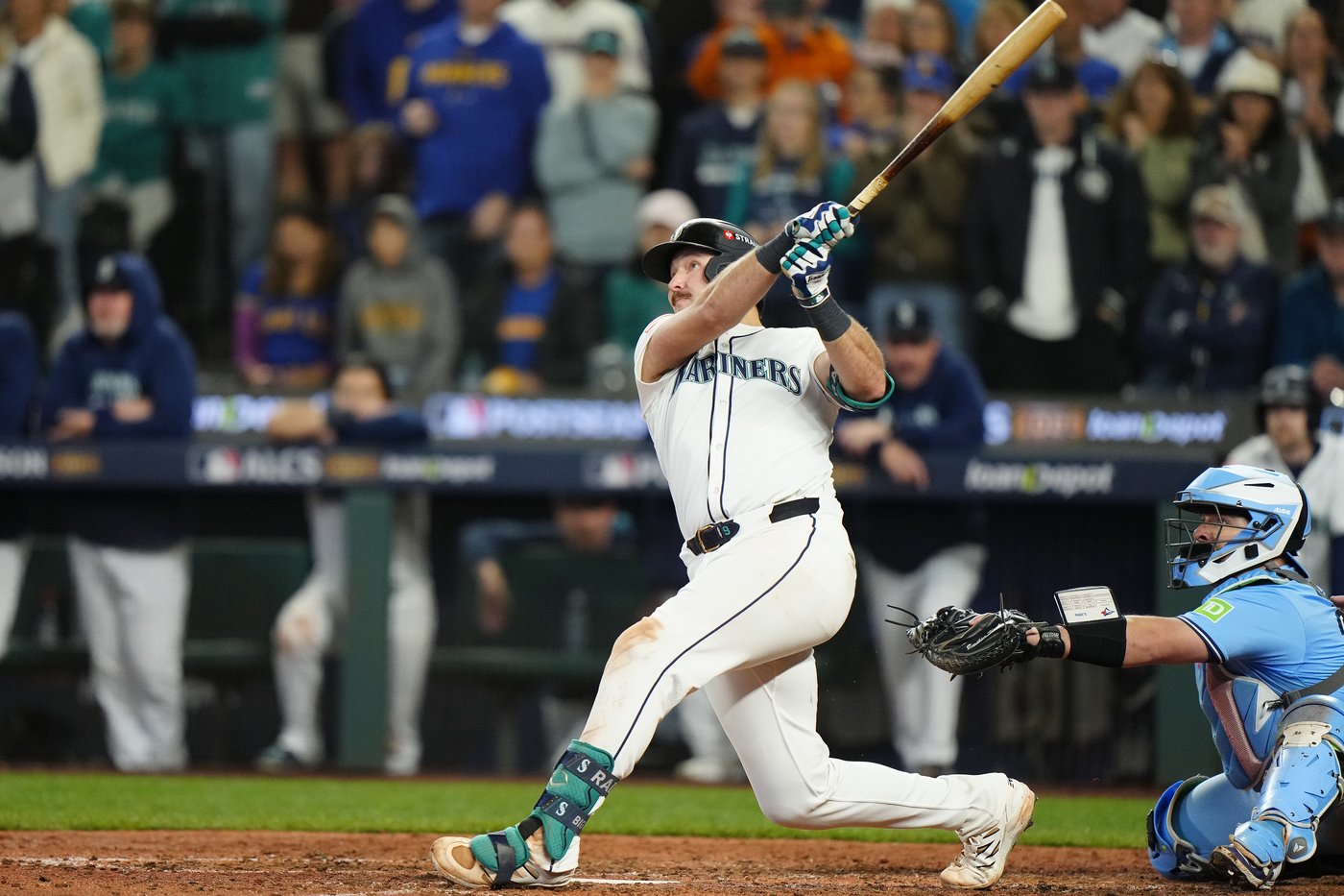 Photo Gallery: Mariners take 3-2 lead in ALCS with 6-2 win in Game 5 | iNFOnews.ca