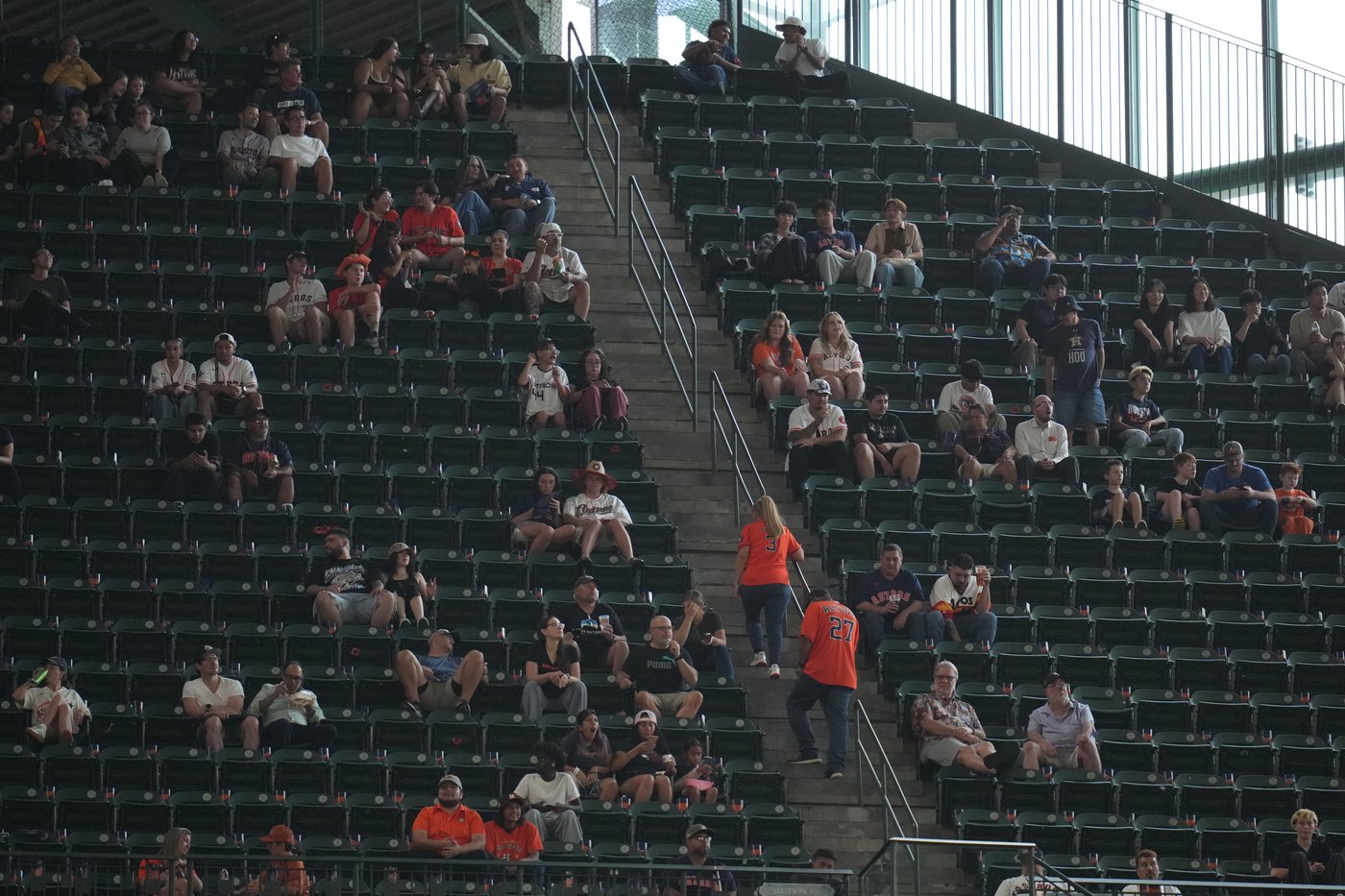 Sparse crowd, empty seats greet .500 Astros for wild-card opener vs White Sox | iNFOnews.ca