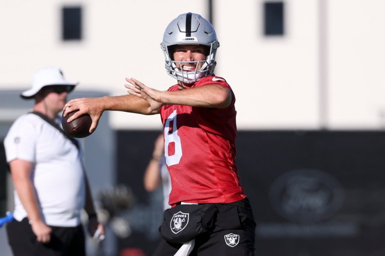 Raiders quarterback Kirk Cousins and Maxx Crosby scuffle late in Friday practice | iNFOnews.ca