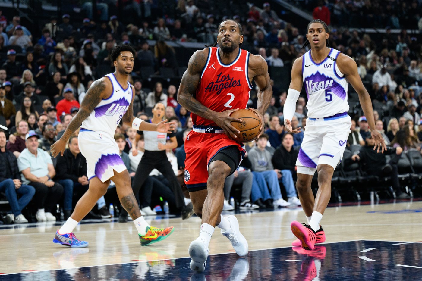 Kawhi Leonard's 45 points with bloodied nose lead Clippers to 6th straight win, 118-101 over Jazz | iNFOnews.ca Kawhi Leonard's 45 points with bloodied nose lead Clippers to 6th straight win, 118-101 over Jazz | iNFOnews.ca