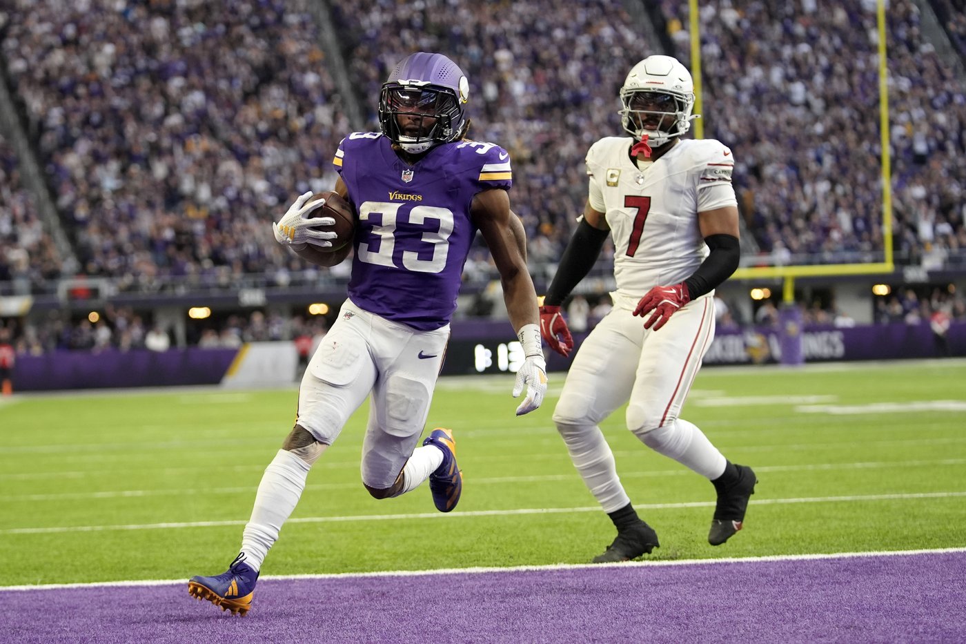 Vikings win 5th straight, rallying past Cardinals 23-22 on Sam Darnold's TD pass with 1:13 left | iNFOnews.ca