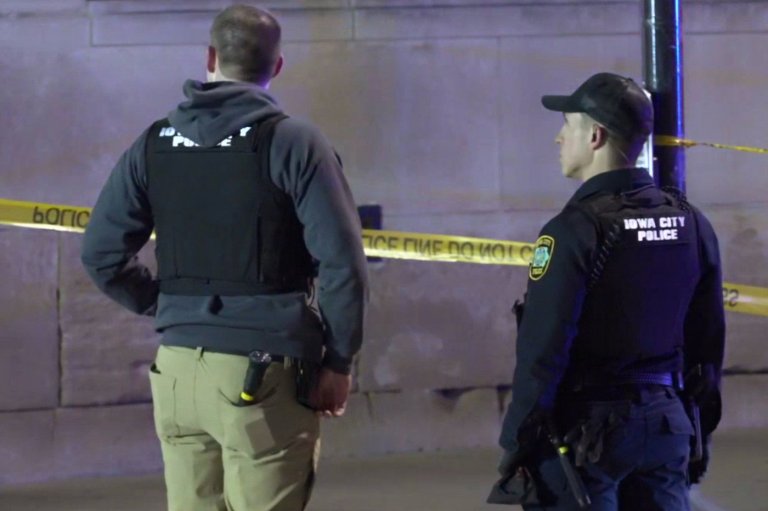 3 students, 2 others shot along nightlife district near the University of Iowa, authorities say | iNFOnews.ca