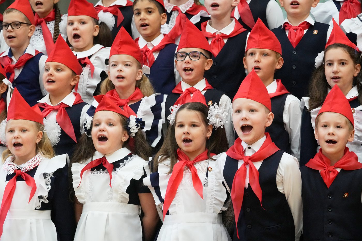 Pupils return to school in Russia and Ukraine as Kyiv students shelter from air raids, in photos | iNFOnews.ca