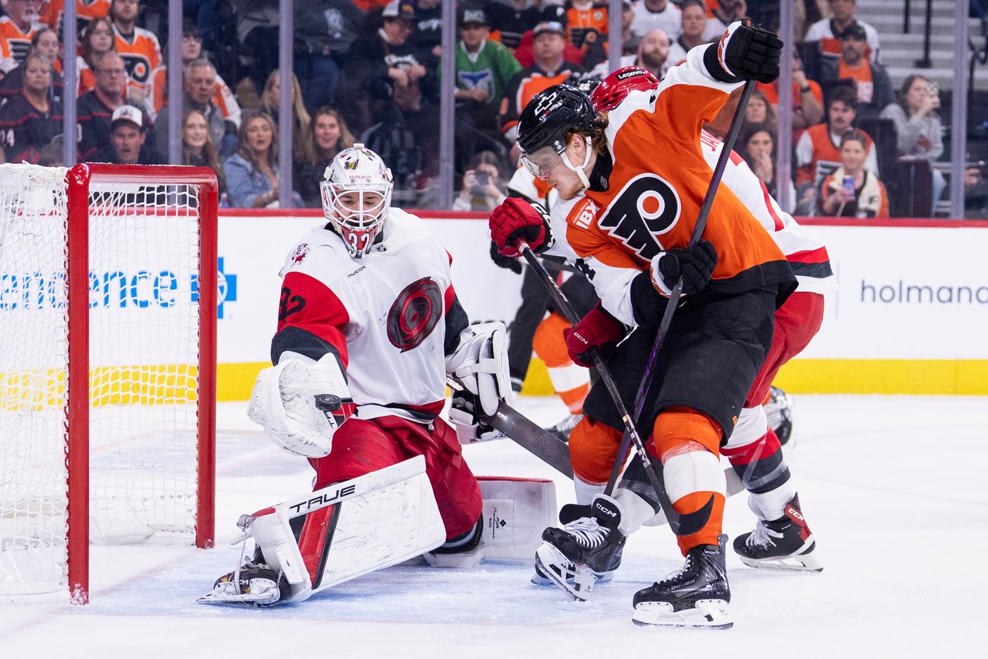 Flyers beat East top seed Hurricanes 3-2 in SO and secure their first playoff berth since 2020 | iNFOnews.ca