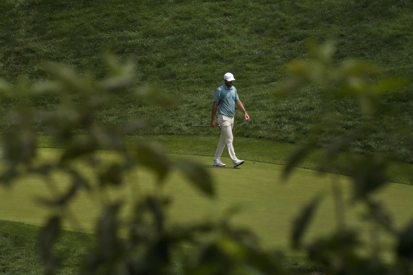 Scottie Scheffler rallies from 4 shots down and wins BMW Championship for 5th victory of the year | iNFOnews.ca