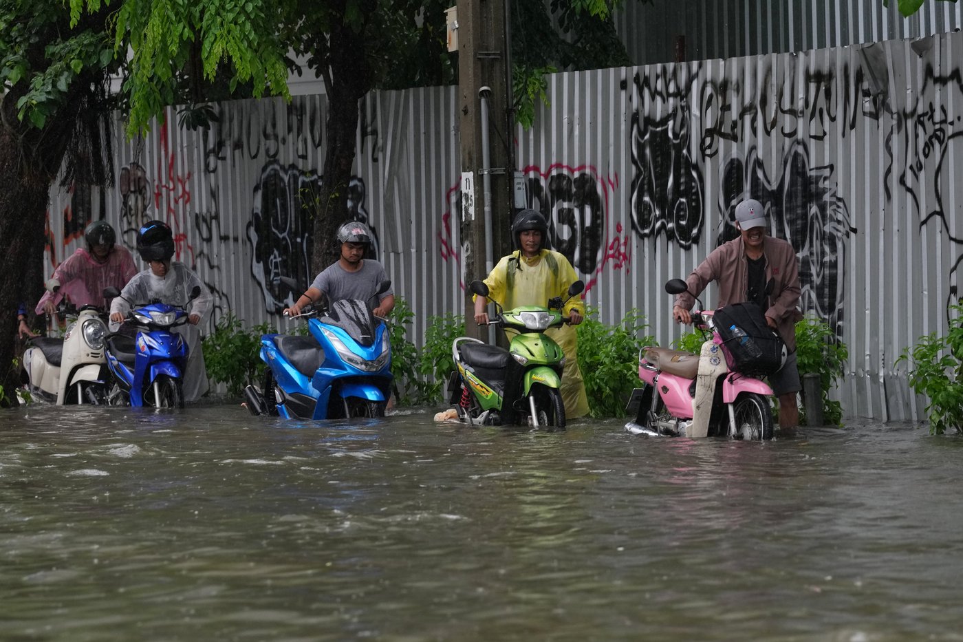 Heavy rain and flooding in Bangkok disrupts traffic and prompts evacuations | iNFOnews.ca