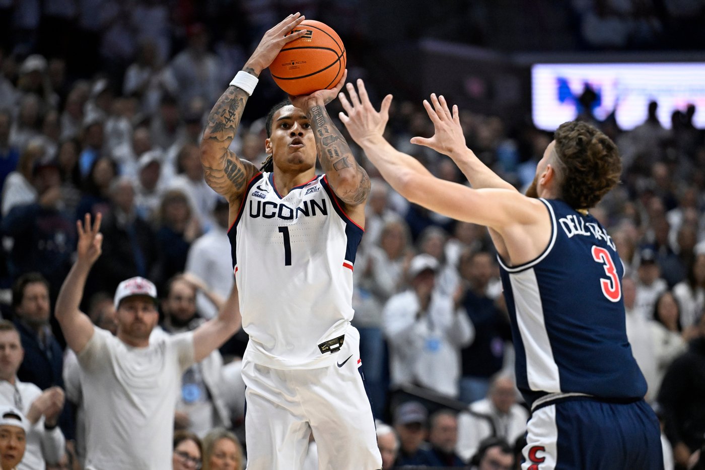 Jaden Bradley scores 21 points to lead No. 4 Arizona past No. 3 UConn 71-67 | iNFOnews.ca