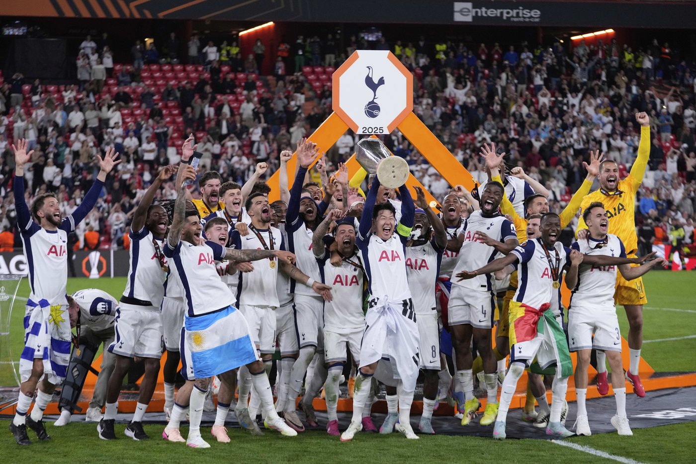 'Legend' Son wins his 1st title a few weeks after former Tottenham teammate Kane won his with Bayern | iNFOnews.ca