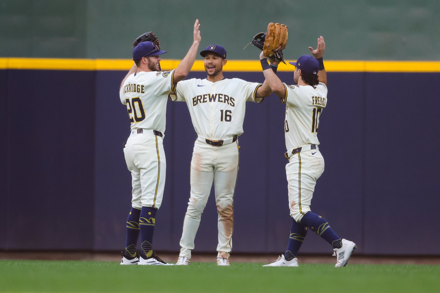 Milwaukee chain offers free burgers after Brewers win 12 straight | iNFOnews.ca Milwaukee chain offers free burgers after Brewers win 12 straight | iNFOnews.ca